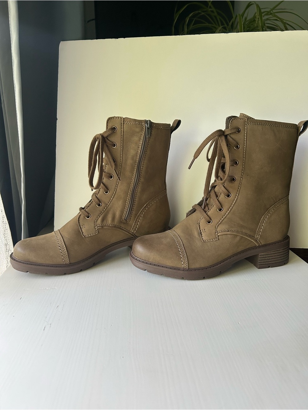 Clarks Collection Hearth Maye Nubuck Leather Women’s Lace-Up Tan Combat Boots 9 - Picture 2 of 11